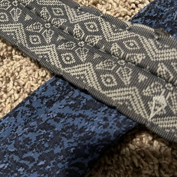 2 headbands / 1 navy blue patterned lululemon / 1 grey patterned ivivva - Picture 5 of 5